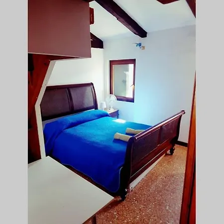 Large Top 3 Rooms Flat Central Rialto-2